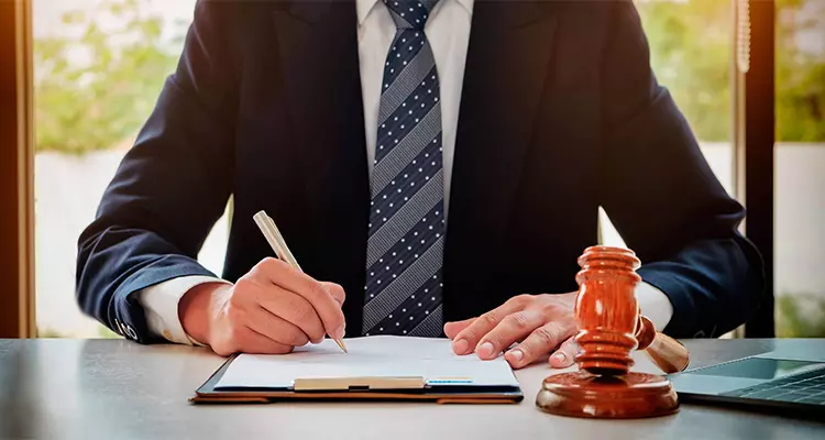 کسب مشورت از وکیل برای تغییر نام می‌تواند مسیر را برای شما هموارتر سازد.